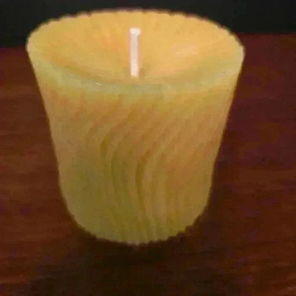 100% Beeswax  Swirl Pillar Candle - Picture 8 of 10